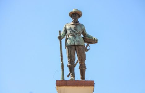 monumento ao bandeirante de bacamarte na mao o anhanguera vigia goiania