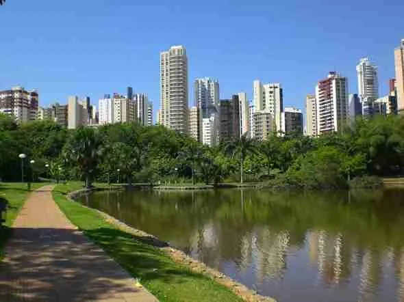 O Parque Vaca Brava, situado em Goiânia, abrange uma vasta área de quase 80 mil metros quadrados e se encontra em uma das zonas mais prestigiadas da cidade. Este espaço verde é um ponto de encontro para relaxamento e lazer, destacando-se por sua beleza e tranquilidade no coração urbano |