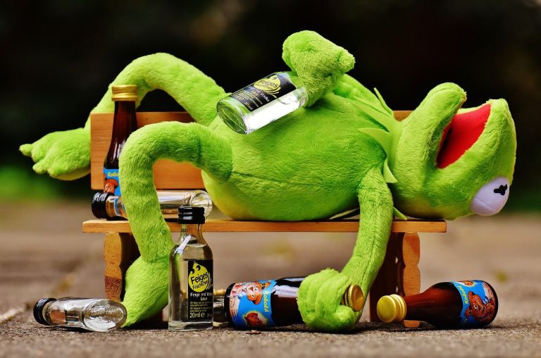 Misturar bebidas alcoólicas piora mesmo a ressaca? Entenda