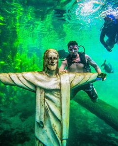 Cristo Redentor Submerso é uma das atrações do Hot Park que fica na cidade de Rio Quente