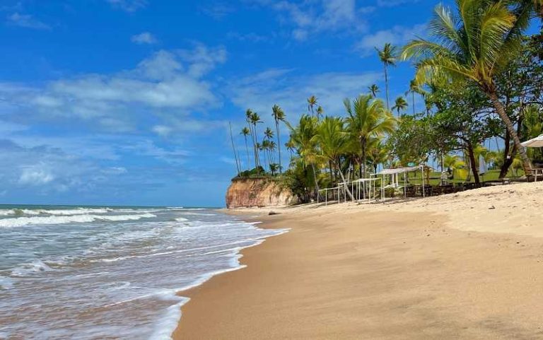 Primeira praia do Brasil é um lugar onde sol beija o mar e a história se revela