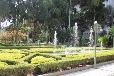 Os Jardins do Palácio das Esmeraldas encantam pela sua inspiração francesa
