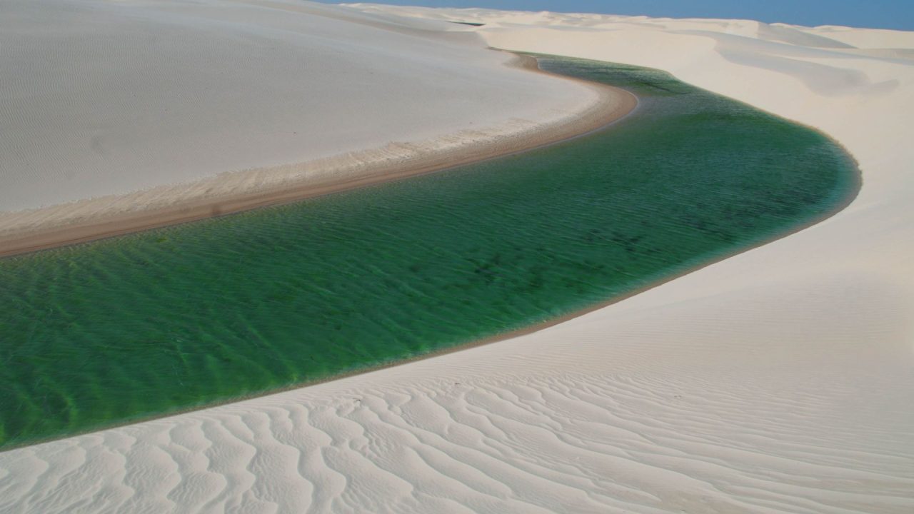 Explore as dunas e lagoas cristalinas dos Lençóis Maranhenses, um destino de tirar o fôlego