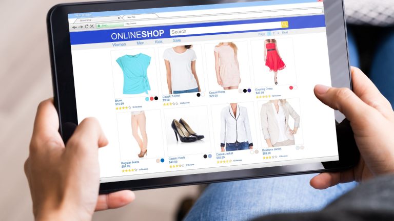 Pesquisa diz que 59% dos consumidores sentem falta de provar as roupas na compra online