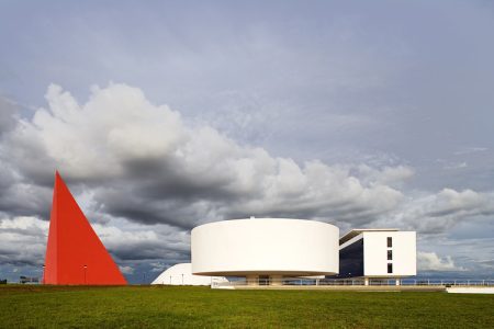 Centro Cultural Oscar Niemeyer recebe feira de arte em Goiânia