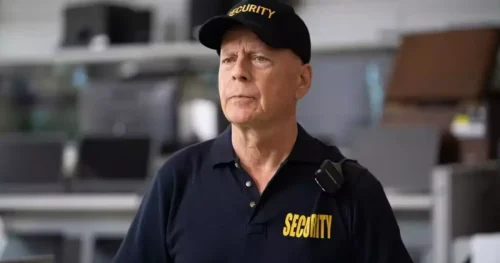 Bruce Willis em uma cena impactante de 'No Lugar Errado', seu último filme antes da aposentadoria. Disponível na Netflix