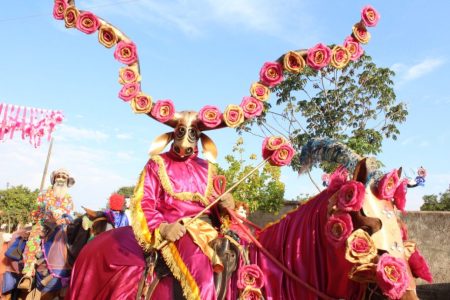 Cavaleiros vestidos tradicionalmente durante as Cavalhadas de Pirenópolis, representando a luta histórica entre Mouros e Cristãos, um evento que atrai espectadores de todo o Brasil.