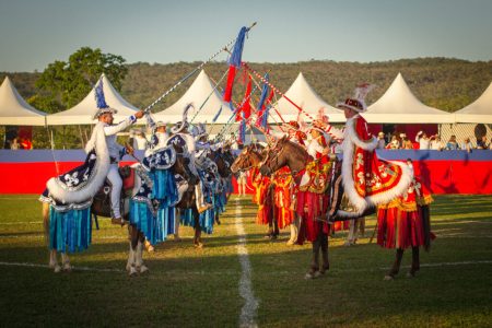 A celebração das Cavalhadas resgata tradições medievais, atraindo turistas e fortalecendo a identidade cultural de Goiás.