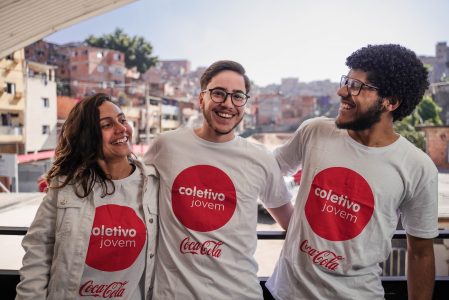 Jovens engajados em seu desenvolvimento profissional durante uma das sessões do Coletivo Online do Instituto Coca-Cola Brasil, uma iniciativa que transforma acesso a educação em oportunidades de emprego
