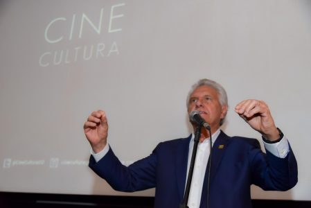 Governador Ronaldo Caiado e a secretária Yara Nunes na sala do Cinema Cine Cultura: preservação do patrimônio e maior conforto à população