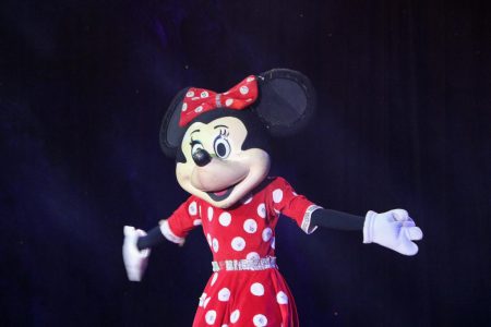 Minnie Mouse encanta a plateia com seu charme no espetáculo "Disney Magic Show" do Gran Circo Norte-Americano. Venha viver essa magia! 