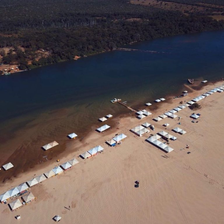 Cidade do Tocantins tem praia com azul apaixonante que está conquistando o mundo