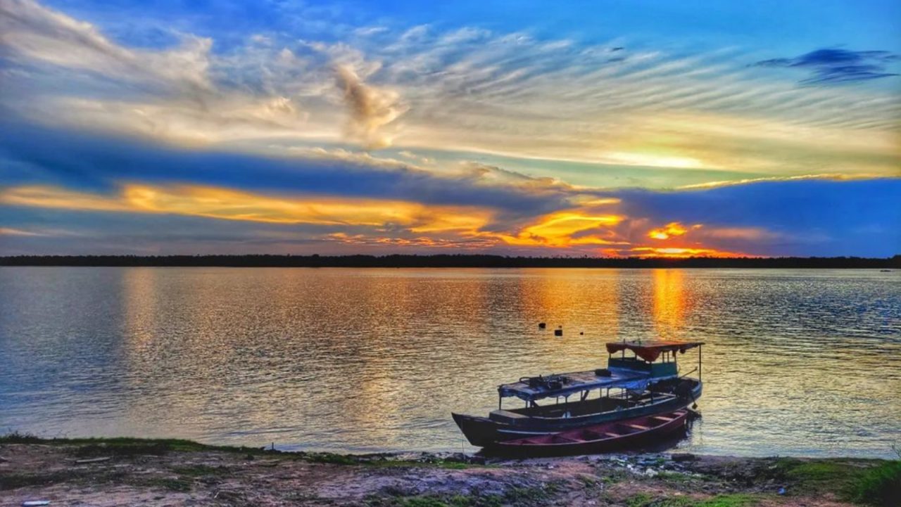 O cerrado de Araguatins ao entardecer, refletindo a beleza única do Bico do Papagaio no Tocantins.