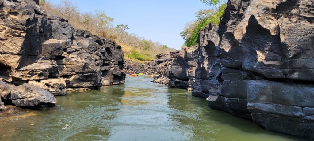 O Rio Araguaia em Baliza: beleza intocada com cachoeiras e cânions impressionantes.