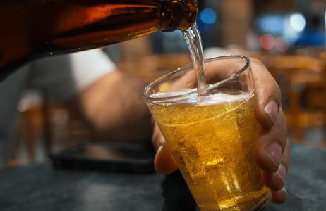 beber cerveja garrafa lata copo