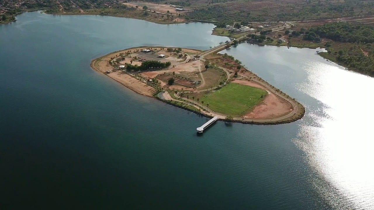 A beleza serena do Lago de Cana Brava, na cidade goiana de Minaçu, com a Praia do Sol ao fundo, um dos principais atrativos de Minaçu. Foto: Governo de Goiás