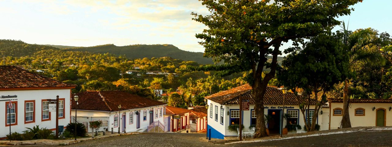 Vista panorâmica de Pirenópolis, destacando sua arquitetura colonial e belas paisagens naturais, que atraem pessoas em busca de paz e turismo de bem-estar