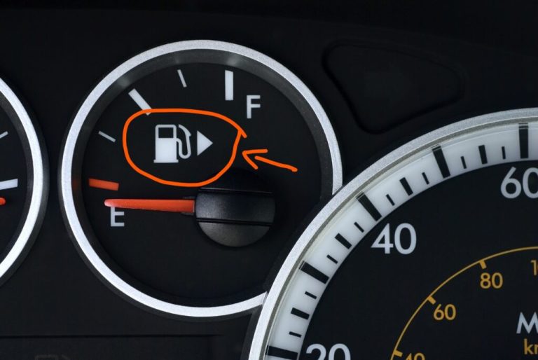 Esta setinha no painel do carro tem uma função incrível que pouca gente sabe