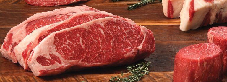 Açougues em Goiânia cobram taxa adicional para cortar carne e população questiona