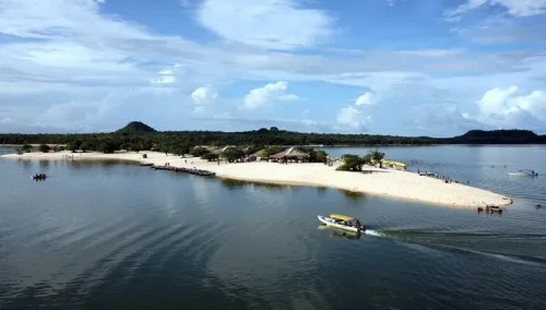 Ilha do Amor em Alter do Chão: Visitantes desfrutam da praia de areia branca e das águas cristalinas do Caribe Amazônico na famosa Ilha do Amor. Foto: National Geography