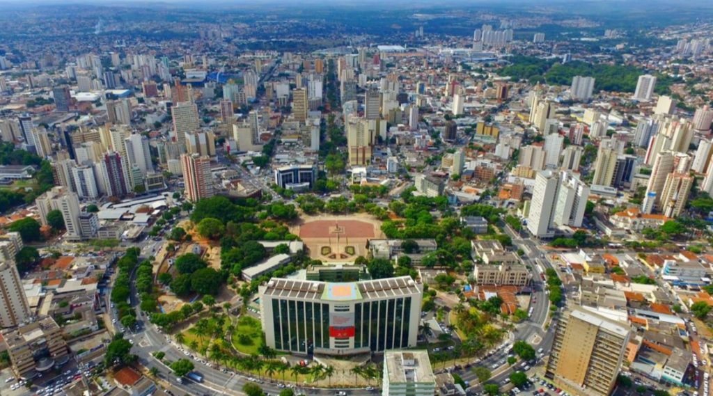 Vista aérea de Goiânia: um panorama que revela a beleza e a modernidade da capital goiana, refletindo seu crescimento e desenvolvimento ao longo das décadas.