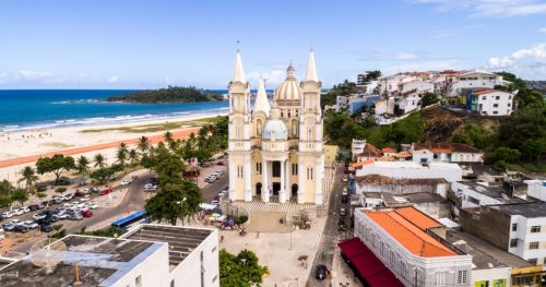 Descubra Ilhéus, a capital do cacau do Brasil, onde a rica história do chocolate se entrelaça com paisagens deslumbrantes de praias e plantações de cacau