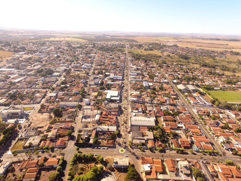 Vista panorâmica de Edéia, cidade goiana onde a tradição agrícola, a arquitetura histórica e a adrenalina do motocross se encontram em um cenário encantador de Goiás.