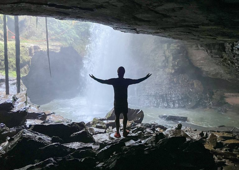 Descubra o paraíso escondido em Goiás que oferece grutas incríveis, banhos refrescantes, tirolesa e rapel