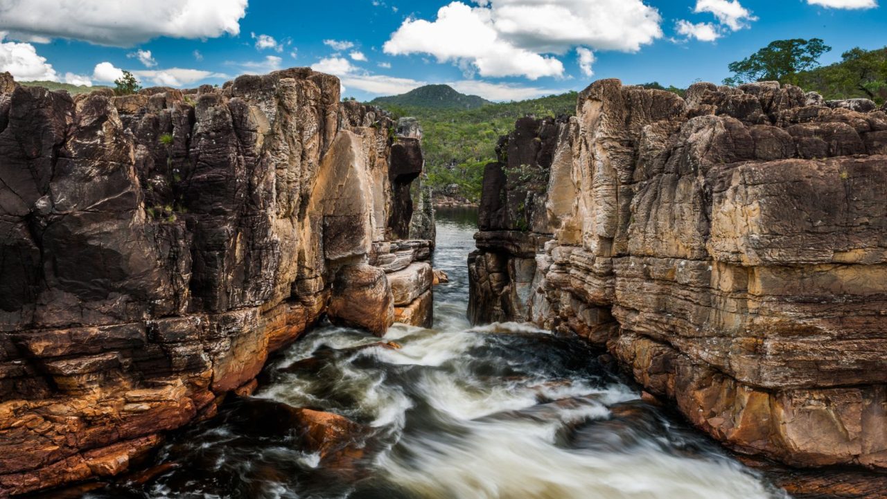 Deslumbrante vista panorâmica da Chapada dos Veadeiros, onde as imponentes formações rochosas encontram a vegetação do cerrado, criando um cenário de tirar o fôlego.