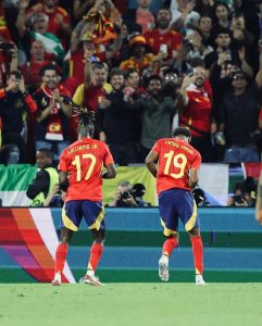 Lamine Yamal celebra gol pela seleção espanhola, tornando-se o artilheiro mais jovem da Eurocopa 2024, com apenas 16 anos.