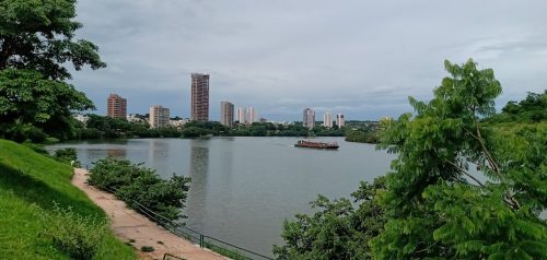 Reflexo tranquilo do Lago da Represa do Rio Paranaíba, coração da cidade de Itumbiara e ponto de encontro para entusiastas da pesca esportiva e ecoturismo. Foto: Fabio via Google Maps