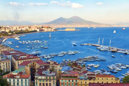 Nápoles fica na Itália e além de belíssima é considerada a capital internacional da pizza. Crédito: lapas77 - Fotolia