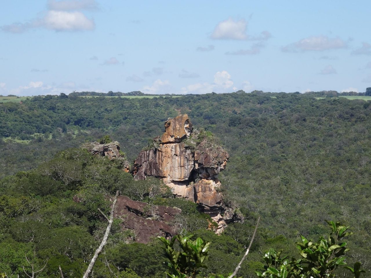 A majestosa serra da cidade goiana abriga as fascinantes 'grutas do tempo', onde descobertas paleolíticas revelam segredos milenares e encantam o mundo.Foto: Prefeitura de Serranópolis