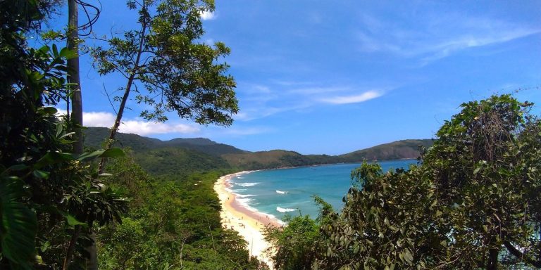 Revelamos uma extraordinária praia paradisíaca do litoral fluminense que vai encantar os goianos