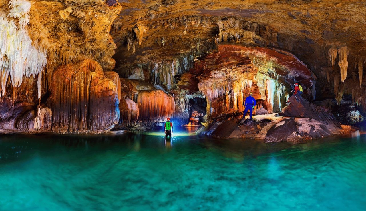 A impressionante Caverna dos Ecos em Cocalzinho de Goiás, encantadora cidade goiana, lar do maior lago subterrâneo da América Latina, um verdadeiro espetáculo da natureza que encanta exploradores e aventureiros. Foto: Governo de Goiás