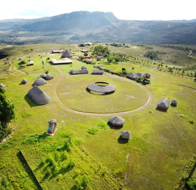 Indígenas de diversas etnias compartilham seus saberes e tradições durante a Aldeia Multiétnica na Chapada dos Veadeiros. Foto: Mauricio Euclydes Borges