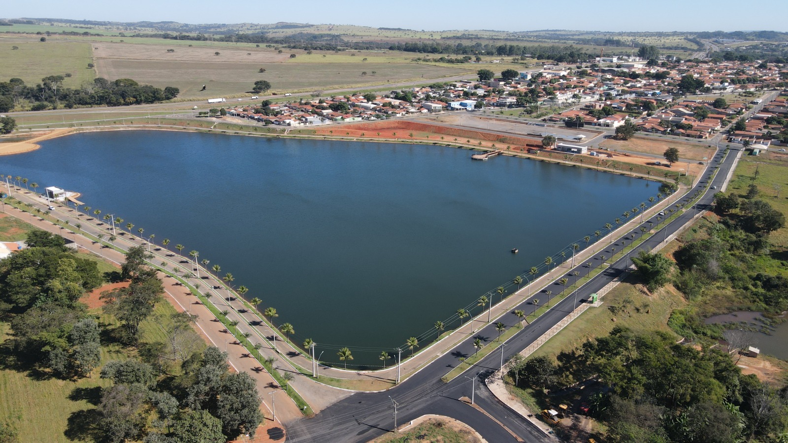 O Lago de Hidrolândia reflete a beleza e o potencial econômico da cidade, onde a jabuticaba reina como símbolo da riqueza local e da força do setor agropecuário. Um paraíso que vai além das águas, destacando-se também como polo logístico e industrial. Foto: Prefeitura Municipal