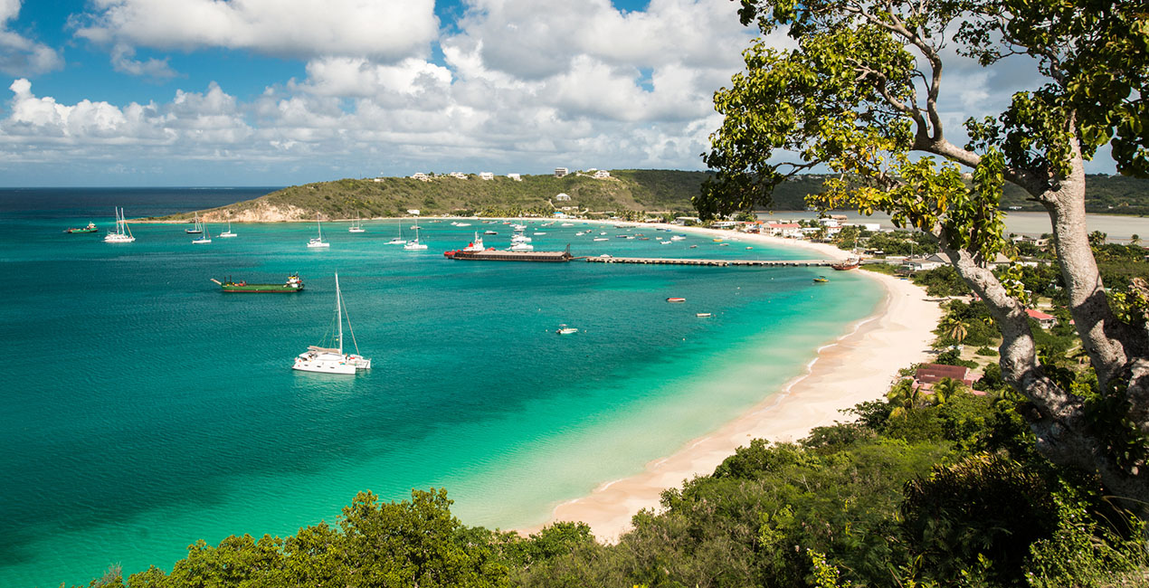 A deslumbrante praia de Rendezvous Bay em Anguilla, onde o luxo encontra a beleza natural do Caribe