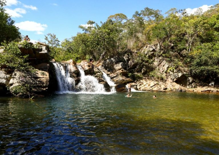 Descobrimos uma cachoeira secreta em Pirenópolis com piscina natural e vista incrível