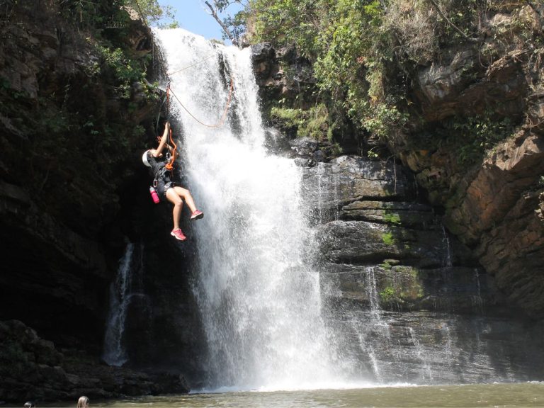 Essa incrível cachoeira em Goiás tem queda d’água de 30 metros, fácil acesso e não precisa de guia