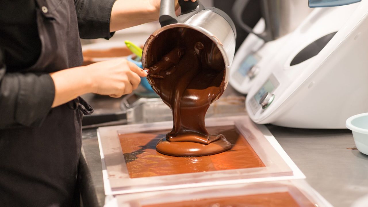 Dentro desta fábrica de chocolate, cada detalhe no processo revela a magia e o cuidado na transformação do cacau em deliciosas obras de arte comestíveis.