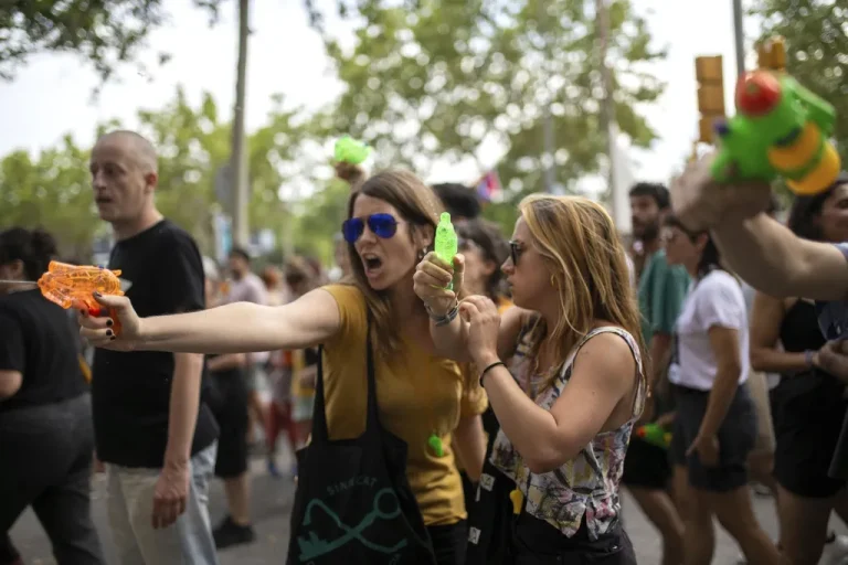 Moradores de Barcelona fazem manifestação contra turistas