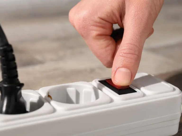 Nunca ligue estes 6 aparelhos eletrônicos em uma extensão