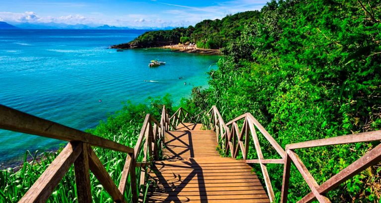 5 praias perfeitas para você e sua família fugirem do frio durante as férias de julho