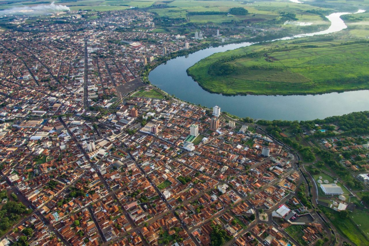 Vista panorâmica do Lago da Represa do Rio Paranaíba, a principal atração natural da cidade de Itumbiara para ecoturismo e pesca esportiva. Foto: Fernando Branco via Getty Images