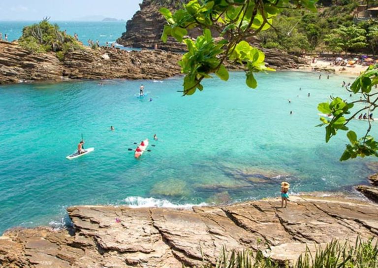 Descobrimos uma encantadora praia paradisíaca no litoral carioca que está encantando os goianos