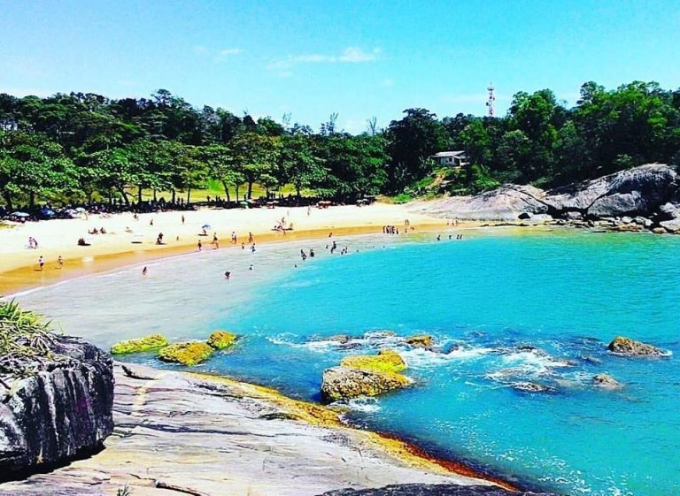 Descobrimos uma belíssima praia capixaba com águas transparentes e mar calmo que vai fazer os goianos se apaixonarem