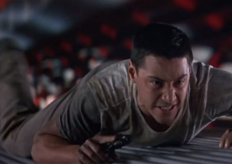 Um dos melhores filmes de ação de todos os tempos com Keanu Reeves está disponível no streaming