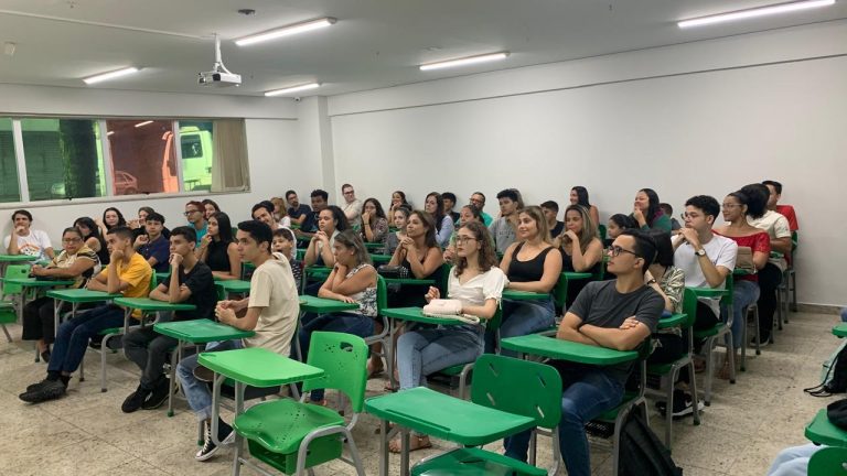Instituição goiana oferece bolsas de estudo integrais para estudantes de baixa renda; saiba como se candidatar
