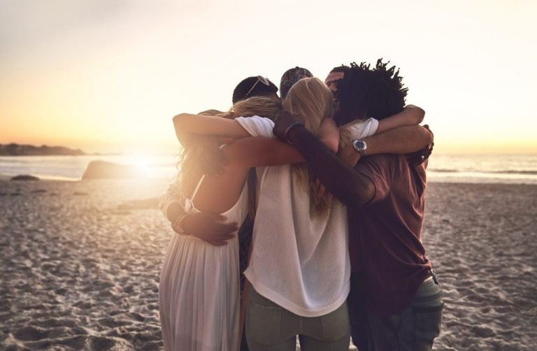 Abraço pode melhorar o bem-estar e a saúde mental, aponta especialista
